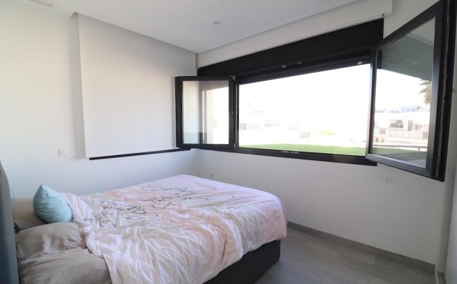 Resale - Villa -
Orihuela Costa - Costa Blanca