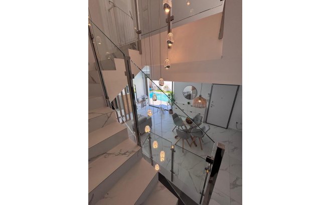 Revente - Villa -
Villamartin - Costa Blanca