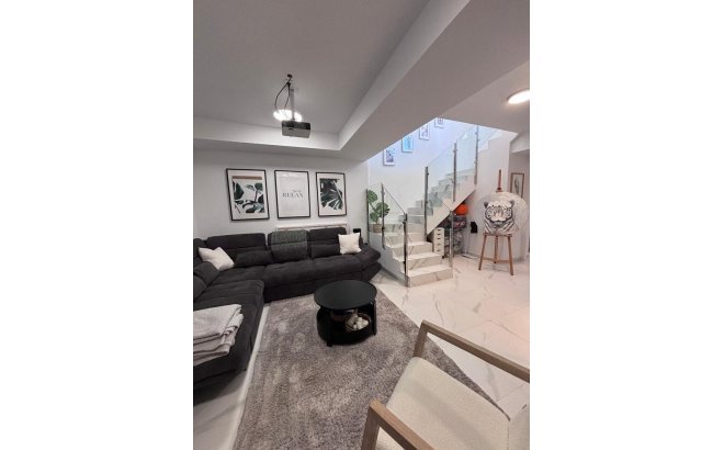 Revente - Villa -
Villamartin - Costa Blanca