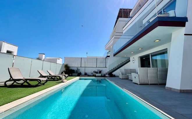 Resale - Villa -
Villamartin - Costa Blanca