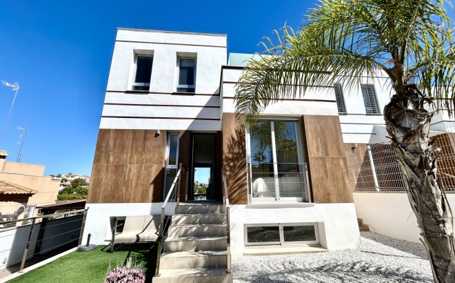 Resale - Villa -
Villamartin - Costa Blanca