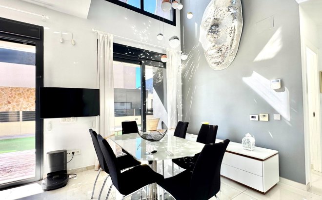 Herverkoop - Villa -
Orihuela Costa - Lomas de Cabo Roig