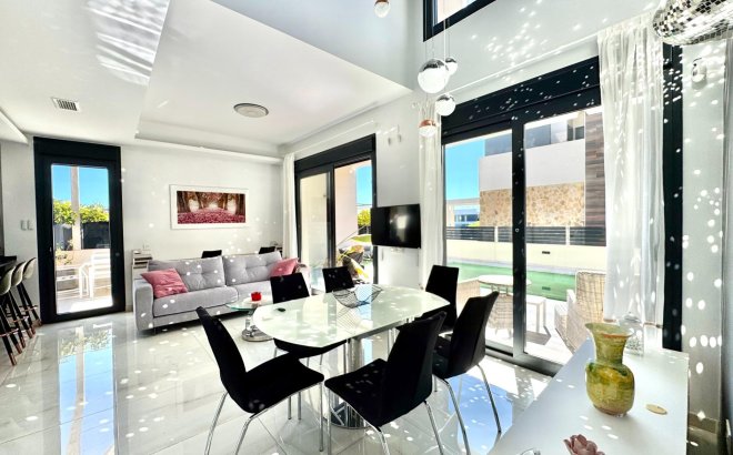 Herverkoop - Villa -
Orihuela Costa - Lomas de Cabo Roig