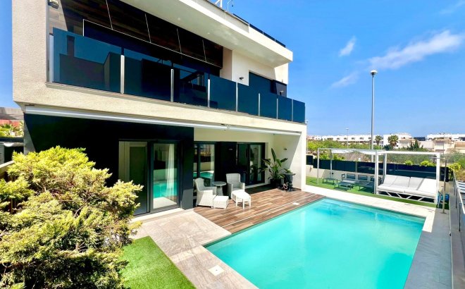 Herverkoop - Villa -
Orihuela Costa - Lomas de Cabo Roig