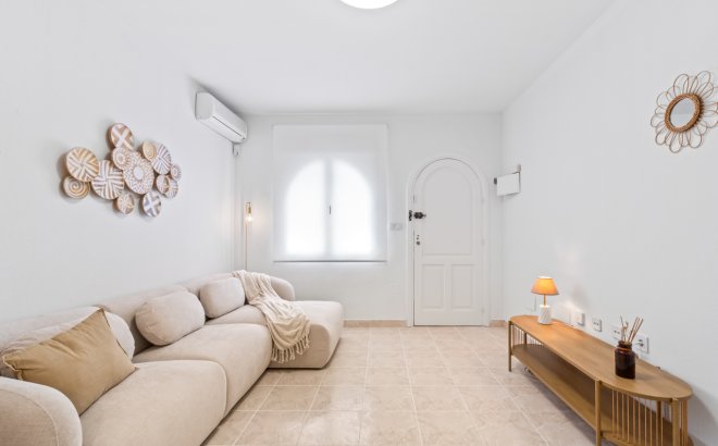 Resale - Town House -
La Florida - Inland