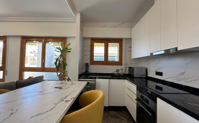 Herverkoop - Appartement -
Torrevieja - Centro