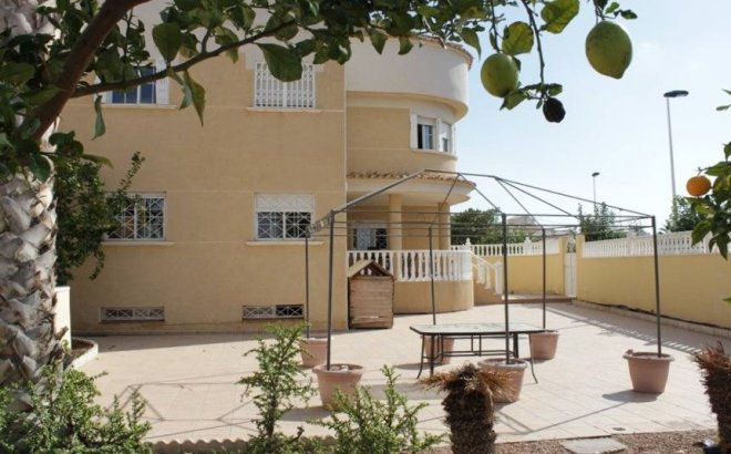Resale - Villa -
Torrevieja - La Siesta - El Salado - Torreta