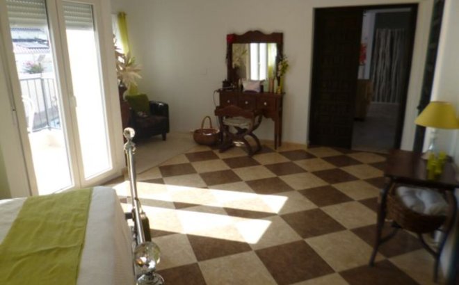 Resale - Villa -
Villamartin - Costa Blanca