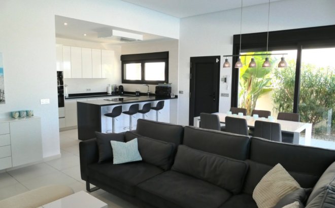 Resale - Villa -
Benijofar - Costa Blanca