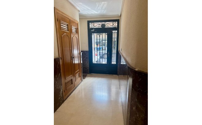 Herverkoop - Appartement -
Torrevieja - Centro