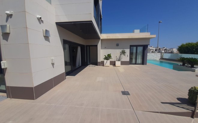 Revente - Villa -
San Miguel de Salinas - Inland