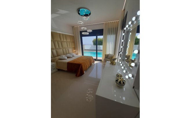 Revente - Villa -
San Miguel de Salinas - Inland