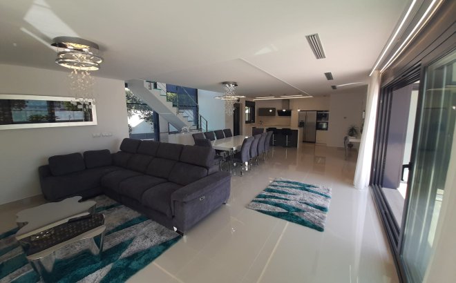 Revente - Villa -
San Miguel de Salinas - Inland