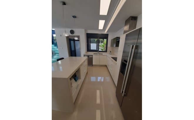 Revente - Villa -
San Miguel de Salinas - Inland