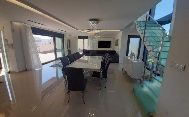 Revente - Villa -
San Miguel de Salinas - Inland