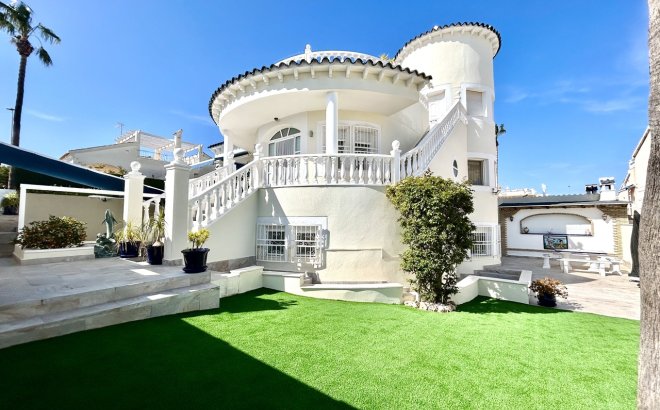 Resale - Villa -
Pinar de Campoverde - Inland