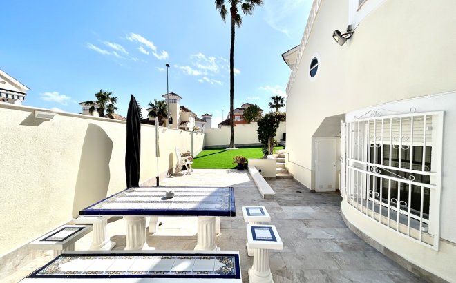 Resale - Villa -
Pinar de Campoverde - Inland