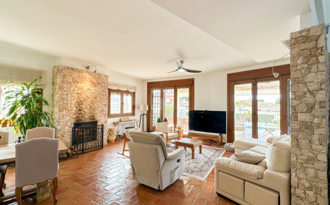 Resale - Villa -
Dehesa de Campoamor - Costa Blanca