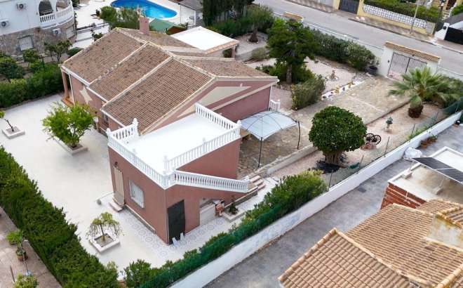 Resale - Villa -
Torrevieja - La Siesta