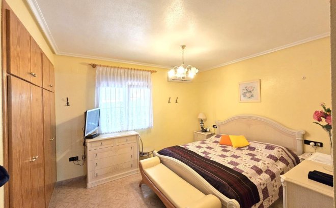 Resale - Villa -
Orihuela Costa - Playa Flamenca