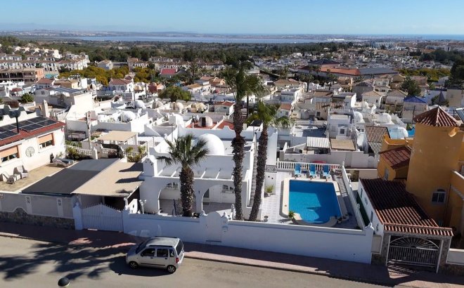 Resale - Villa -
Villamartin - Costa Blanca