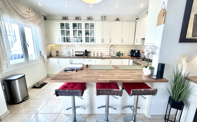 Resale - Villa -
Villamartin - Costa Blanca