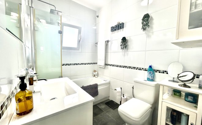 Resale - Villa -
Villamartin - Costa Blanca