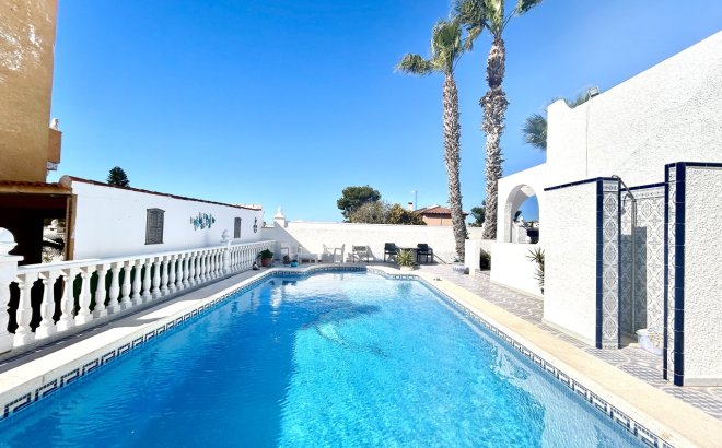 Resale - Villa -
Villamartin - Costa Blanca