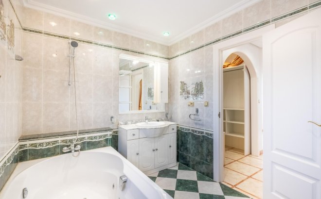 Resale - Villa -
Torrevieja - El Chaparral