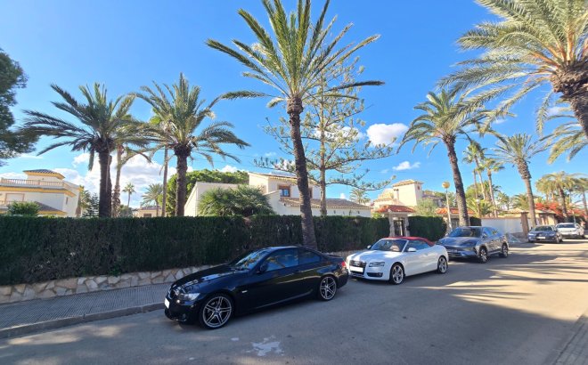 Resale - Villa -
Orihuela Costa - Costa Blanca