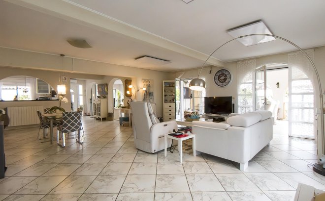 Resale - Villa -
Torrevieja - Costa Blanca