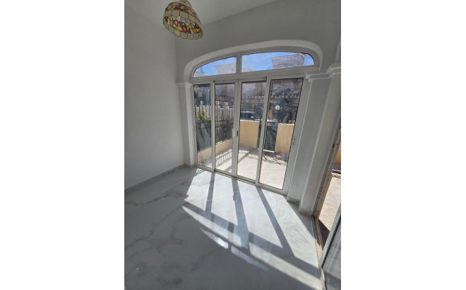 Resale - Dúplex -
Torrevieja - Torretas