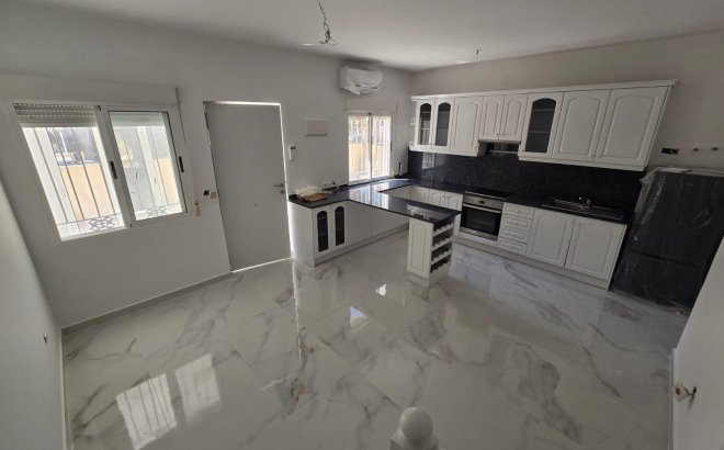 Resale - Dúplex -
Torrevieja - Torretas