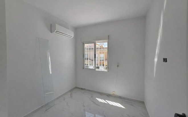 Resale - Dúplex -
Torrevieja - Torretas