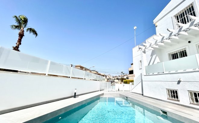 Resale - Villa -
Villamartin - Costa Blanca