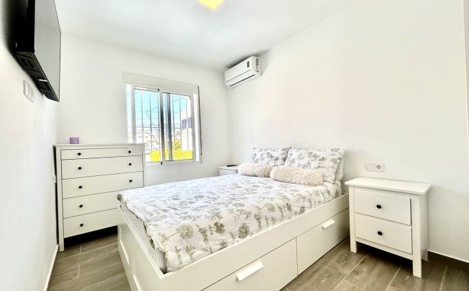 Resale - Villa -
Villamartin - Costa Blanca