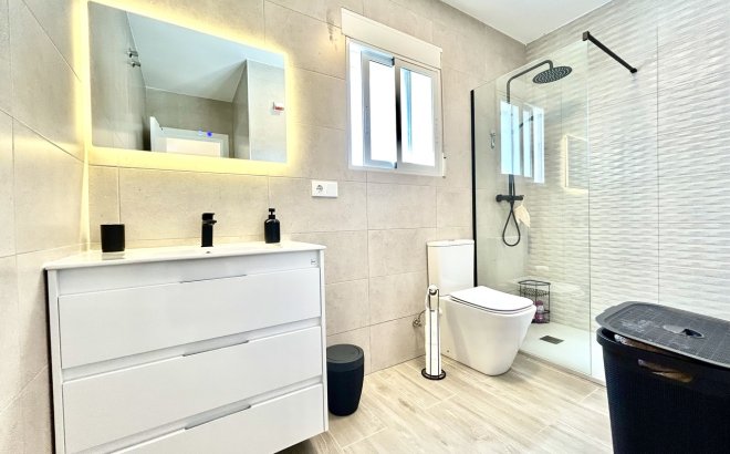 Resale - Villa -
Villamartin - Costa Blanca