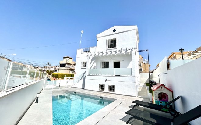 Resale - Villa -
Villamartin - Costa Blanca