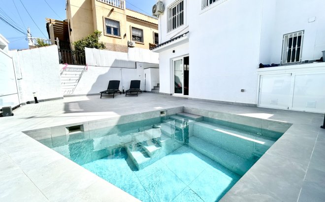 Resale - Villa -
Villamartin - Costa Blanca