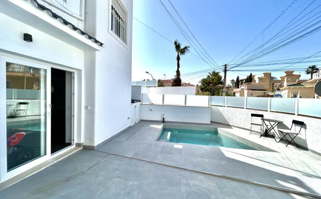 Resale - Villa -
Villamartin - Costa Blanca