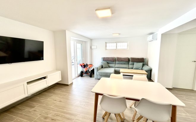 Resale - Villa -
Villamartin - Costa Blanca