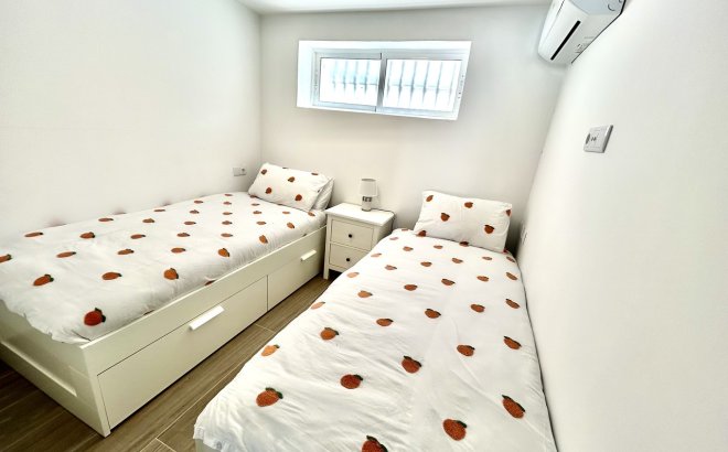 Resale - Villa -
Villamartin - Costa Blanca