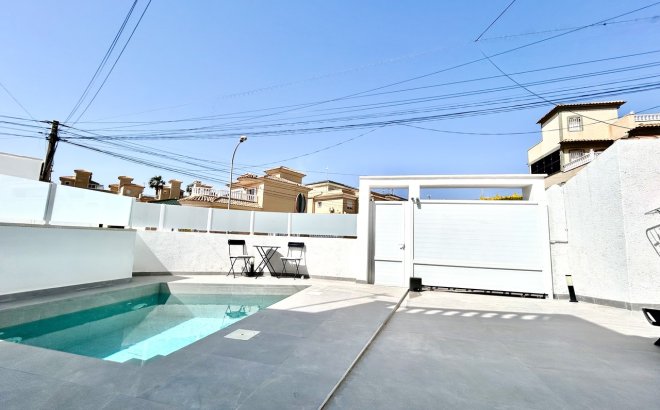 Resale - Villa -
Villamartin - Costa Blanca