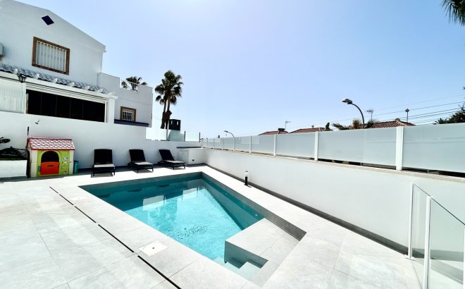 Resale - Villa -
Villamartin - Costa Blanca