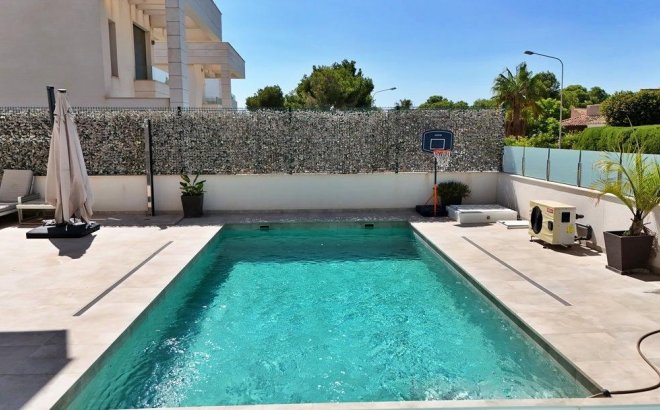 Resale - Villa -
Orihuela Costa - Villamartín