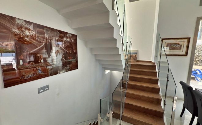 Resale - Villa -
Orihuela Costa - Villamartín