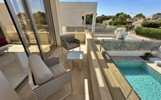 Resale - Villa -
Orihuela Costa - Villamartín