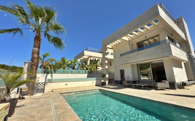 Resale - Villa -
Orihuela Costa - Villamartín