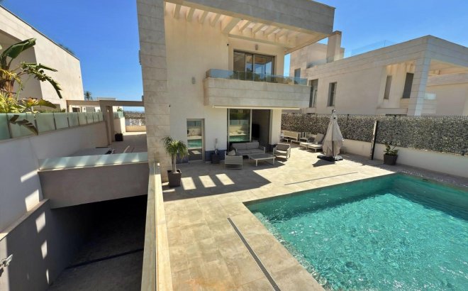 Resale - Villa -
Orihuela Costa - Villamartín