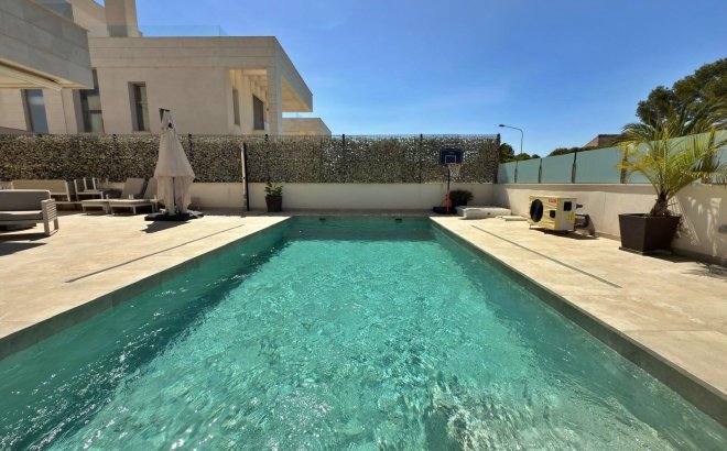 Resale - Villa -
Orihuela Costa - Villamartín